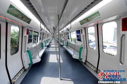 深圳地铁10号线首列车在长春下线 杨旸 摄