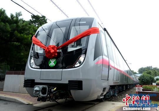 深圳地铁10号线首列车在长春下线 杨旸 摄