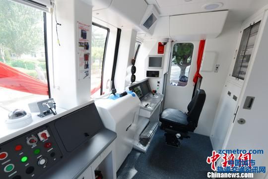 深圳地铁10号线首列车在长春下线 杨旸 摄