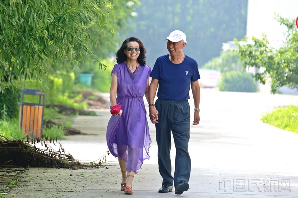 下班之后，夫妻俩散步是最好的休闲方式.jpg