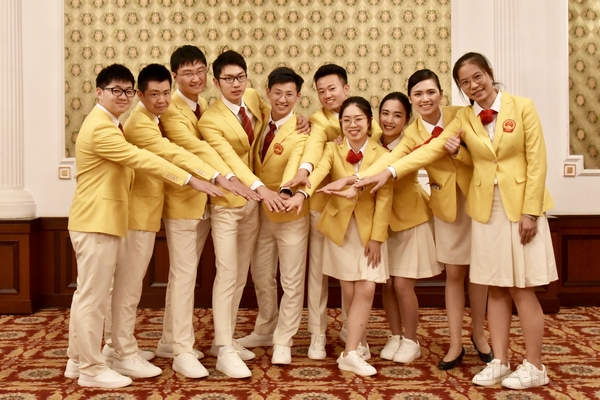 吴佳妮（右二）和喀山参赛的队友-东航供图.jpg