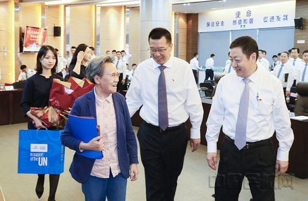 89岁的钱镭老人精神矍铄（贺晟 摄）06.jpg
