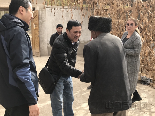 为喀什当地群众送上慰问-东航供图03.jpg
